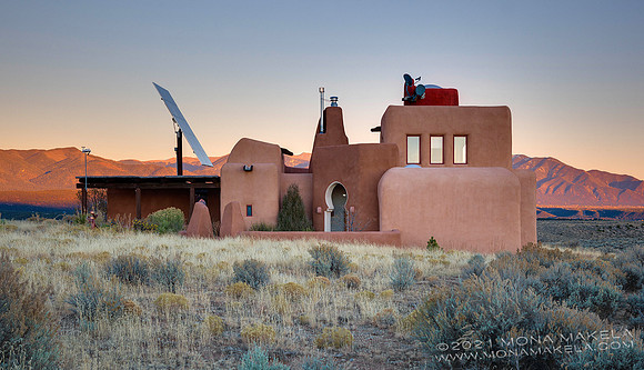 Casita Nuaanarpoq, a custom off-grid home by EDGE Architects.