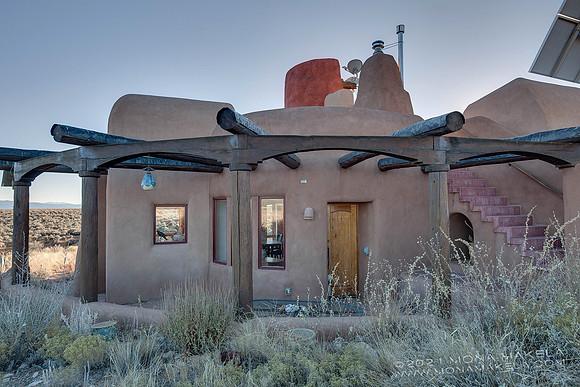 Casita Nuaanarpoq, a custom off-grid home by EDGE Architects.