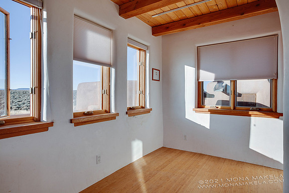Casita Nuaanarpoq, a custom off-grid home by EDGE Architects.