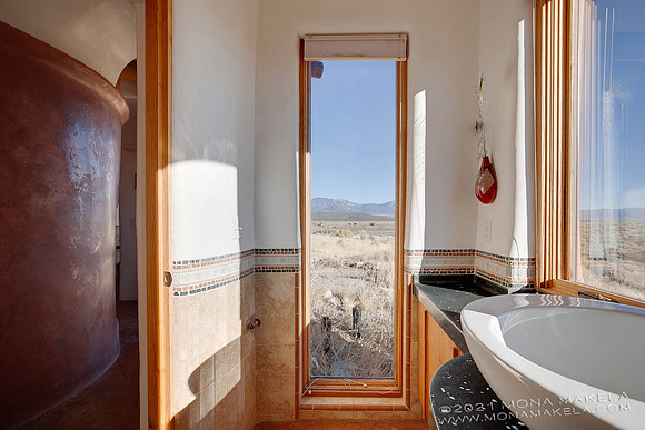 Casita Nuaanarpoq, a custom off-grid home by EDGE Architects.
