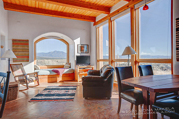 Casita Nuaanarpoq, a custom off-grid home by EDGE Architects.