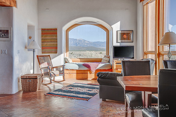 Casita Nuaanarpoq, a custom off-grid home by EDGE Architects.